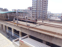 越谷駅から電車が出てくるところを見ることができます